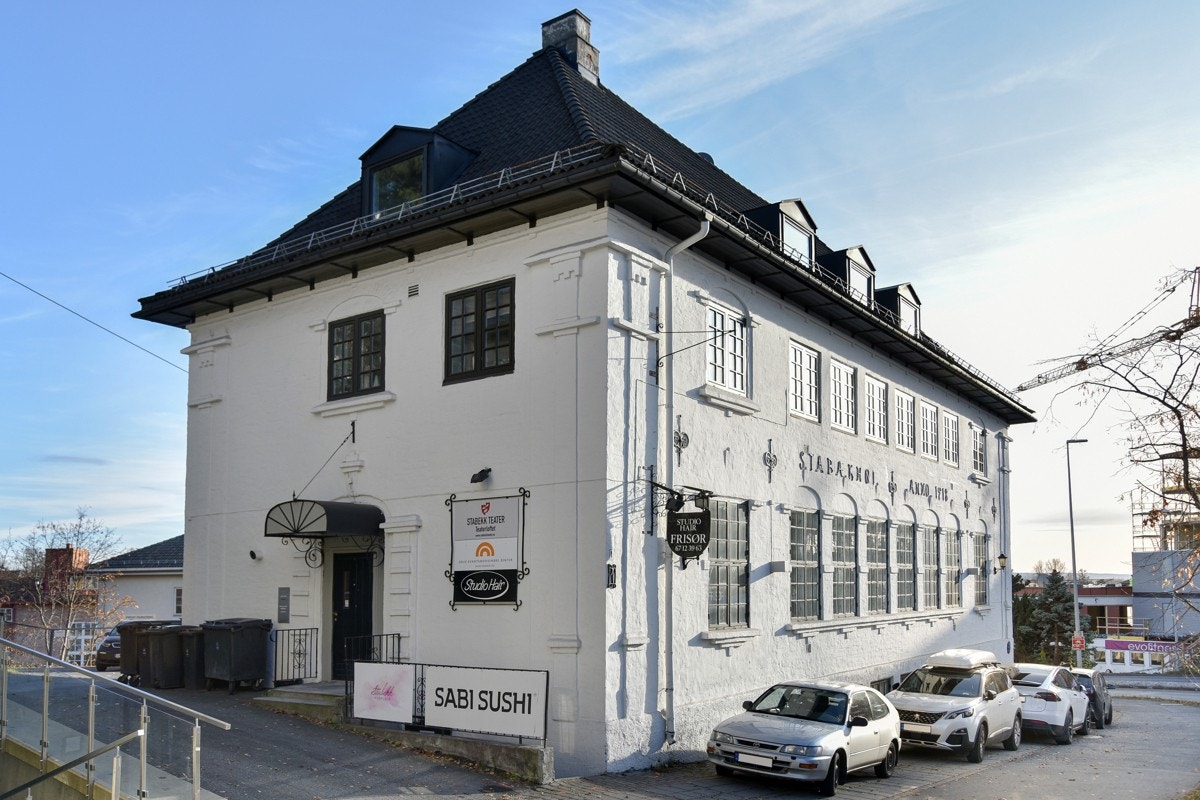 Flere gamle erverdige bygg i nærheten. Galleribilde