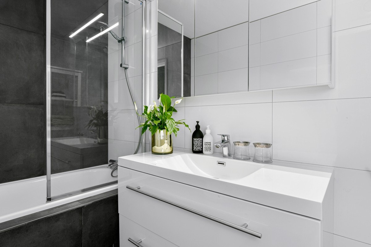 Badet har en praktisk innredning med heldekkende servant. Galleribilde