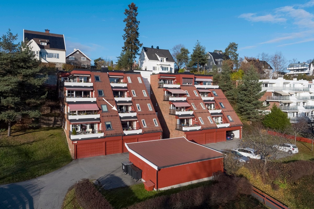 Det disponeres garasje med integrert bod i felles garasjerekke. Garasjen har elektrisk leddport med fjernåpner, samt innlagt strøm og belysning. Galleribilde