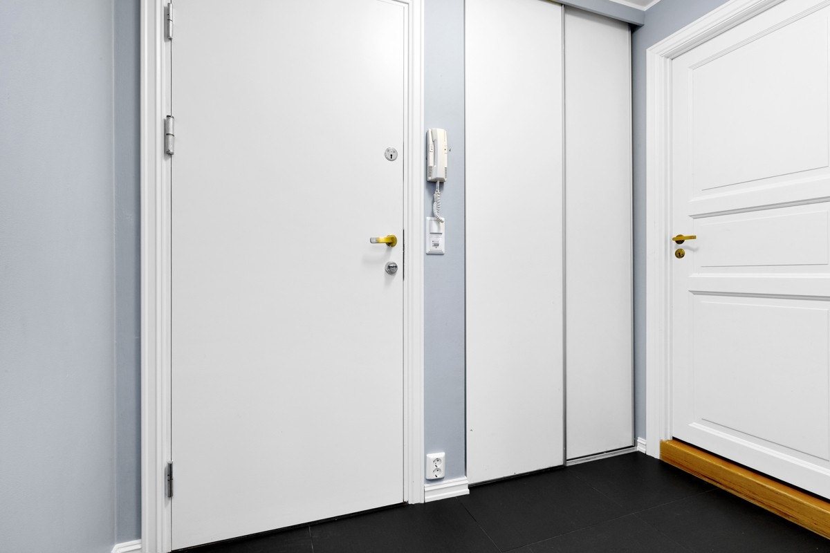 Gangen har en skyvedørsgarderobe i en nisje. Galleribilde