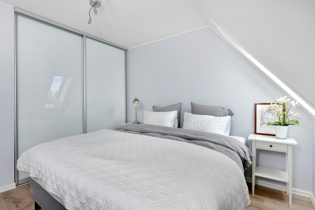 Hovedsoverommet har en skyvedørsgarderobe. Galleribilde