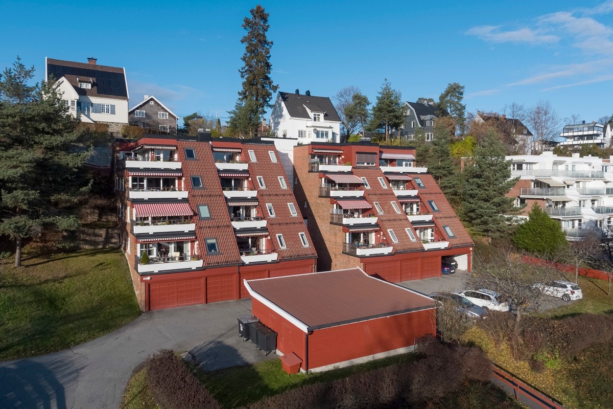 Det disponeres garasje med integrert bod i felles garasjerekke. Garasjen har elektrisk leddport med fjernåpner, samt innlagt strøm og belysning. Galleribilde