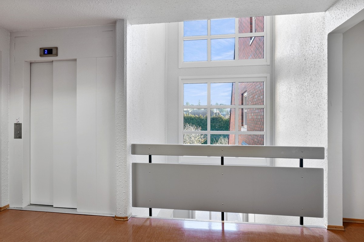 Lys og fin tappeoppgang med heis. Galleribilde