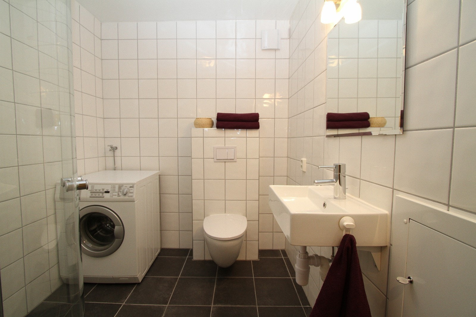 Bad med vaskemaskin Galleribilde