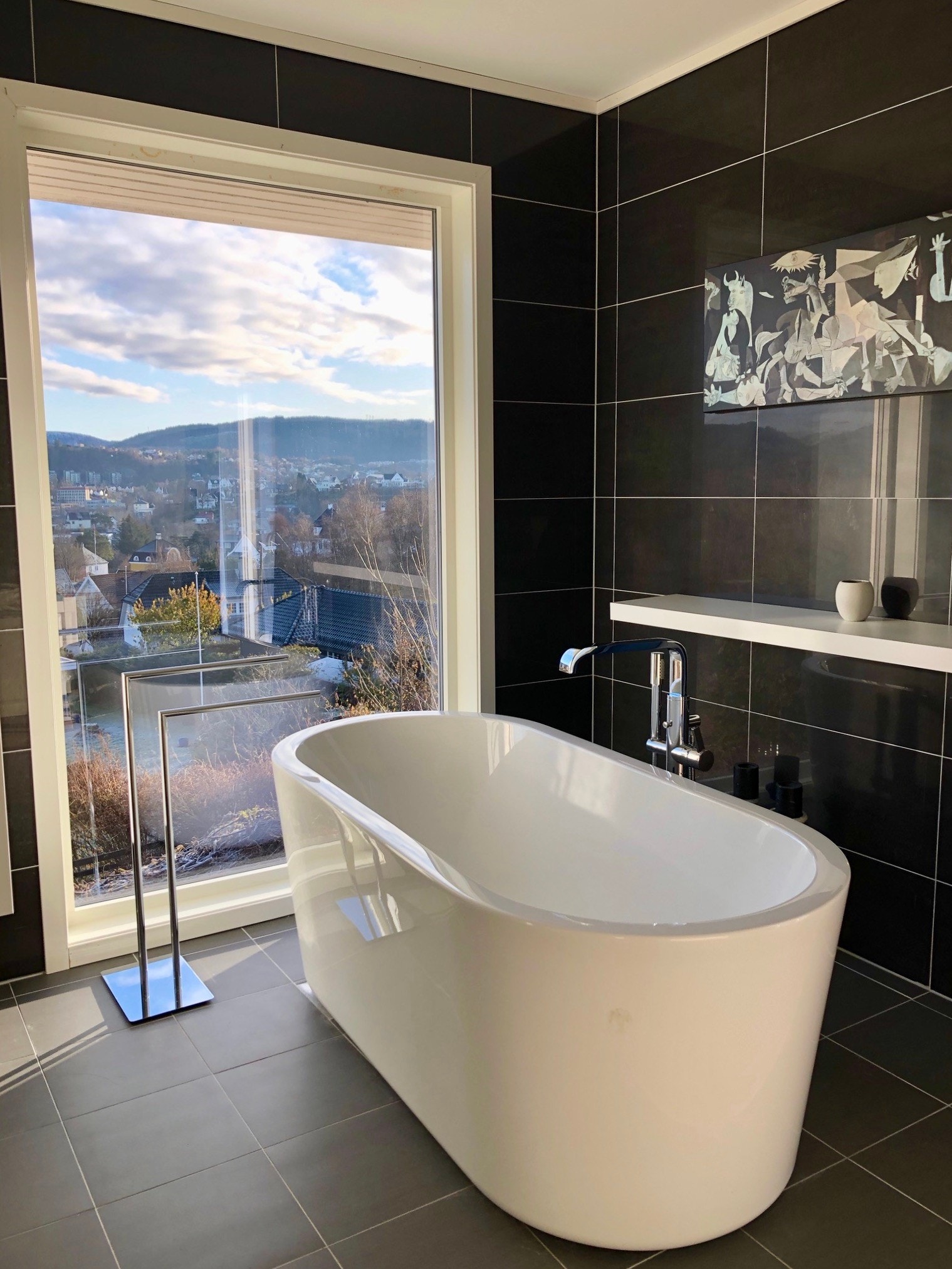 Badekar med utsikt på hovedsoverom Galleribilde