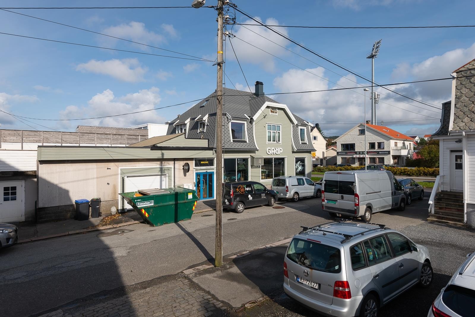 Foran hovedinngang Galleribilde