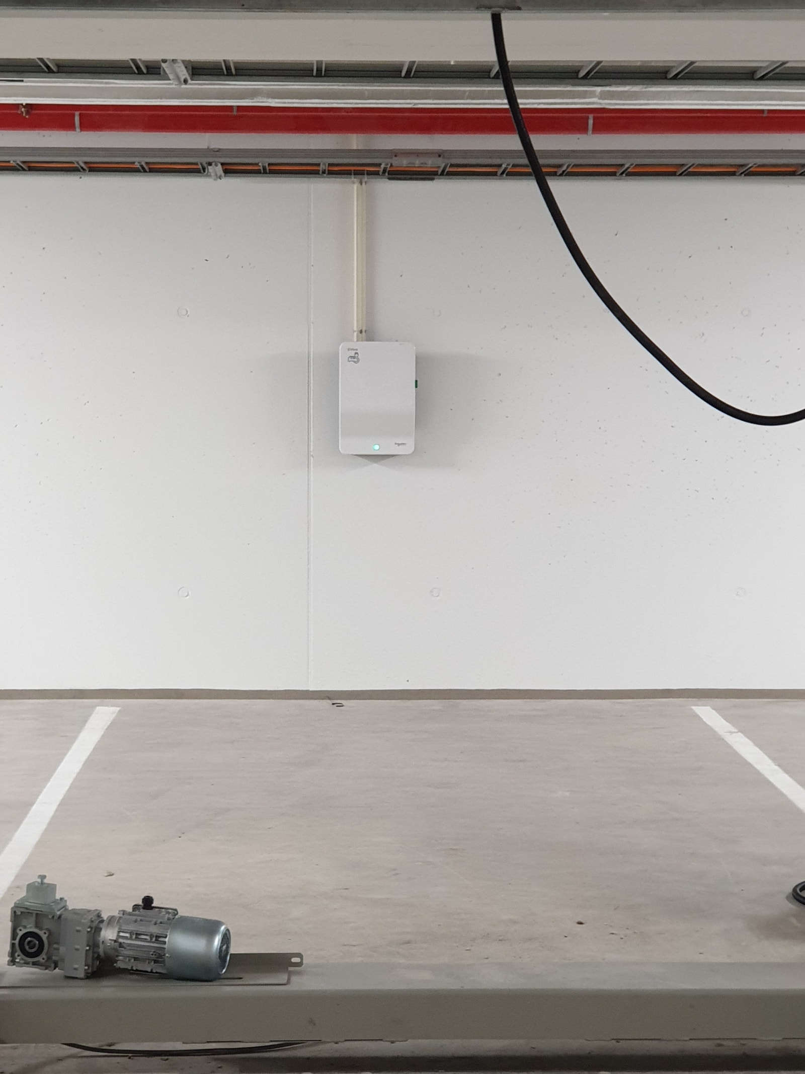 Garasje med el-ladeplass. Ikke inkludert i leiepris, men pris kan avtales. Galleribilde