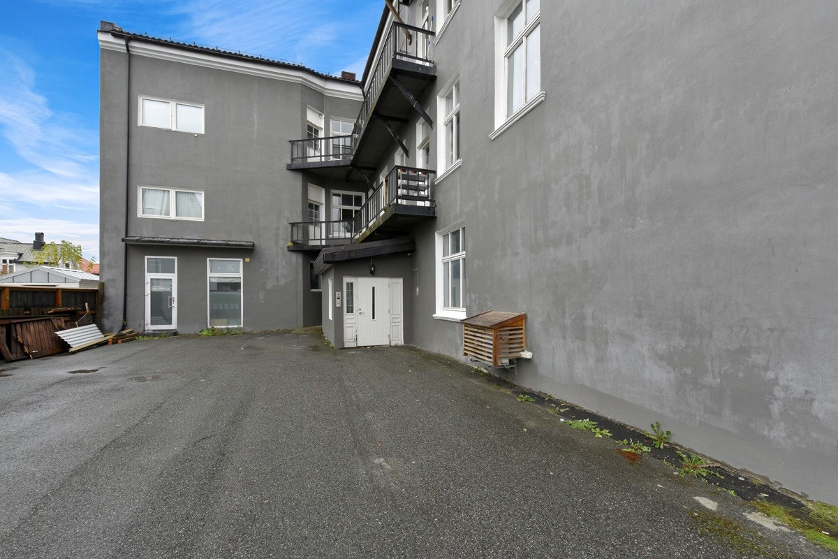 Bakgård. Galleribilde