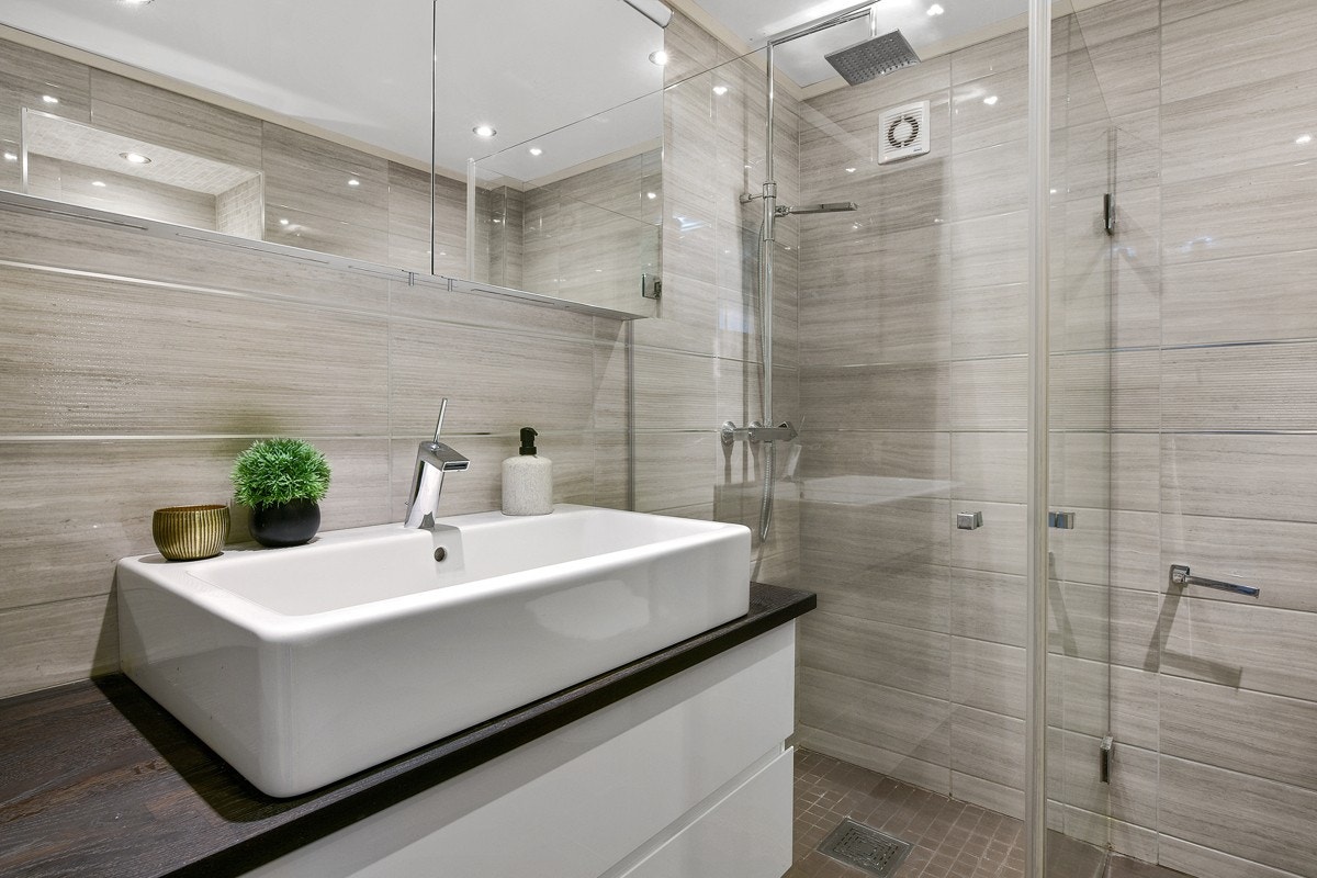 Innredningen består av en benkeplate med underskuffer og toppmontert servant med speilskap over. Galleribilde