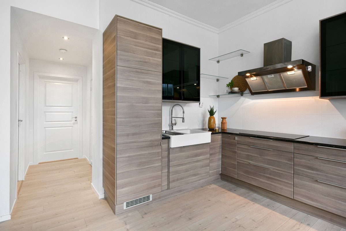 Hvitevarene er integrerte og består av stekeovn, platetopp, mikrobølgeovn, oppvaskmaskin og kjøl/frys. Galleribilde