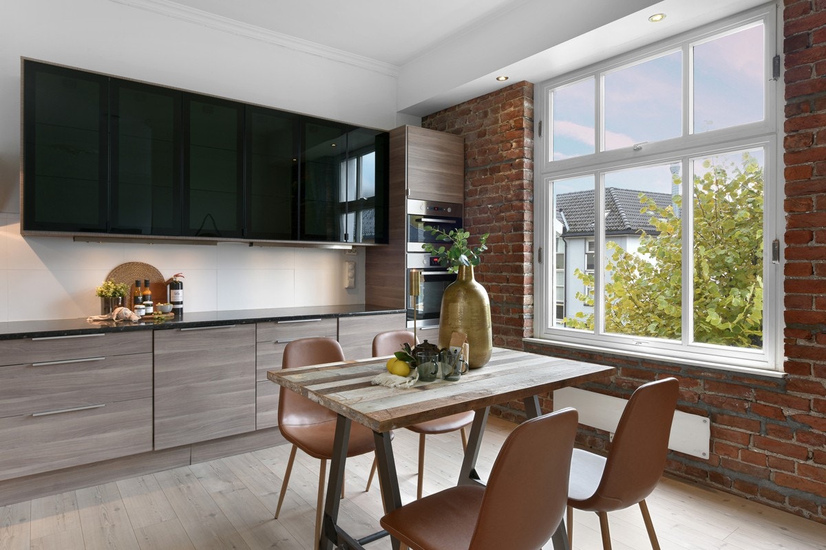 Kjøkkenet har en pen, original teglsteinsvegg, noe som gir en ekstra fin stemning. Galleribilde