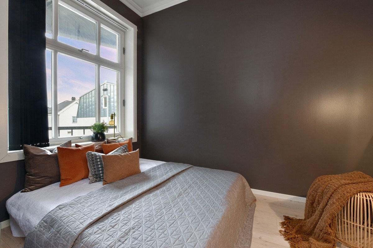 Leiligheten har to pene soverom med store vinduer ut mot rolig bakgård/Selmers gate. Galleribilde