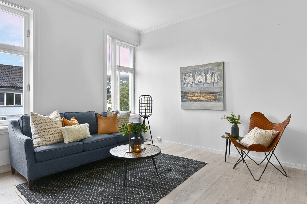 Det er god takhøyde i leiligheten med og rosetter i taket. Galleribilde