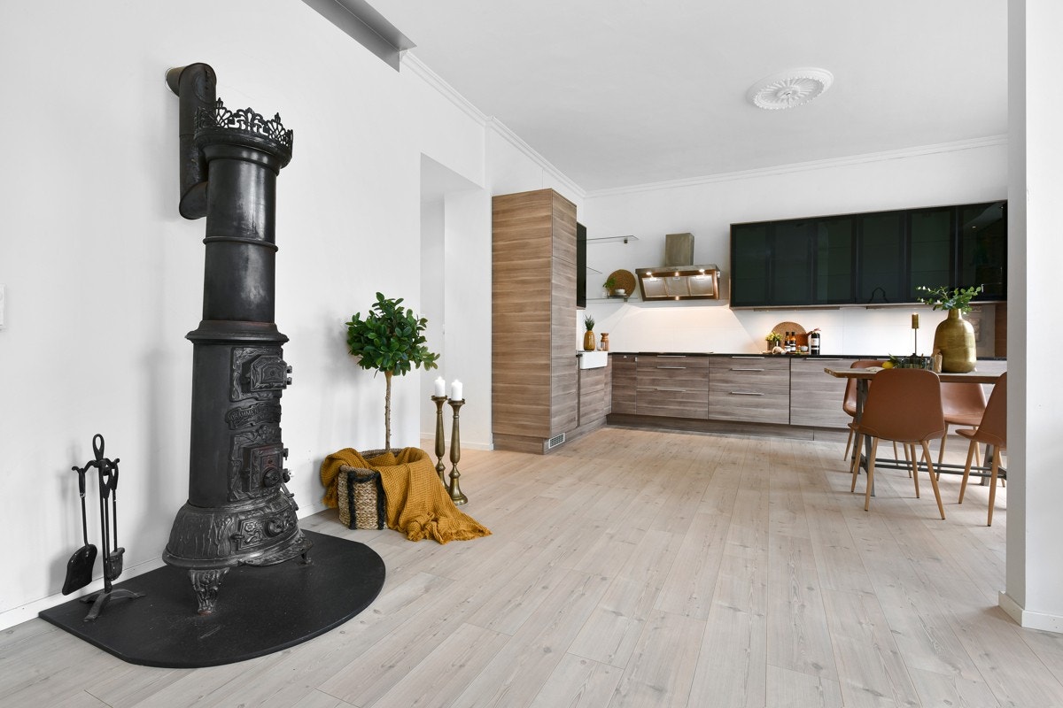 Mellom stue og kjøkken er det en lun prinsesseovn. Galleribilde