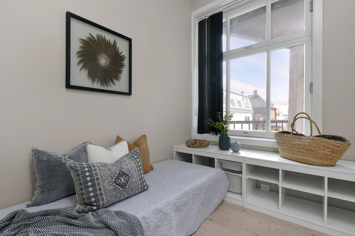 På dette rommet er det også plassbygde glasshyller. Galleribilde