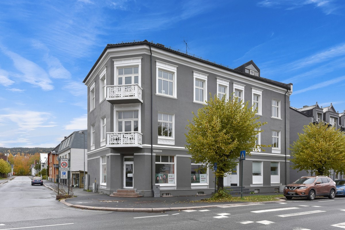 Eiendommen ligger i et attraktivt og meget sentralt boligområde i Nybyen. Fasaden er renovert i senere tid. Galleribilde