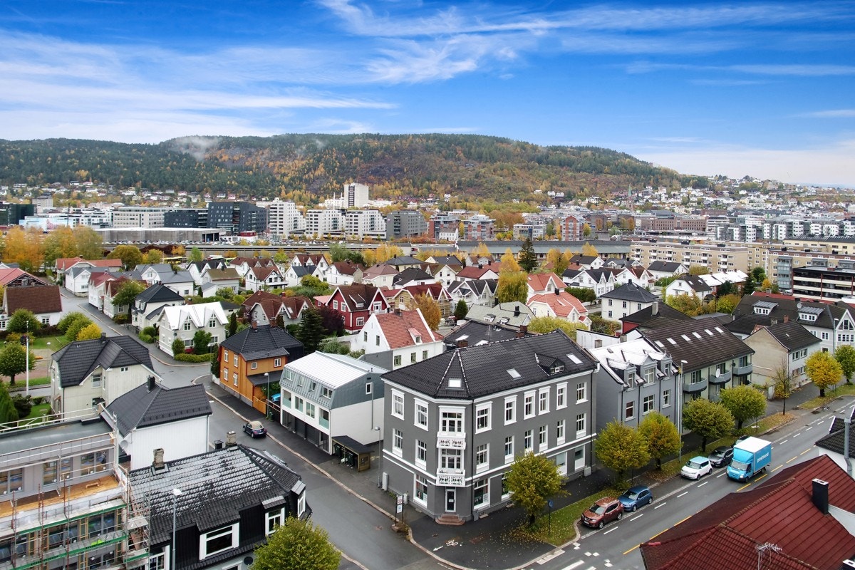 Nybyen er en levende og koselig bydel med små nisjebutikker, fortausrestaurant og serveringssteder. Galleribilde