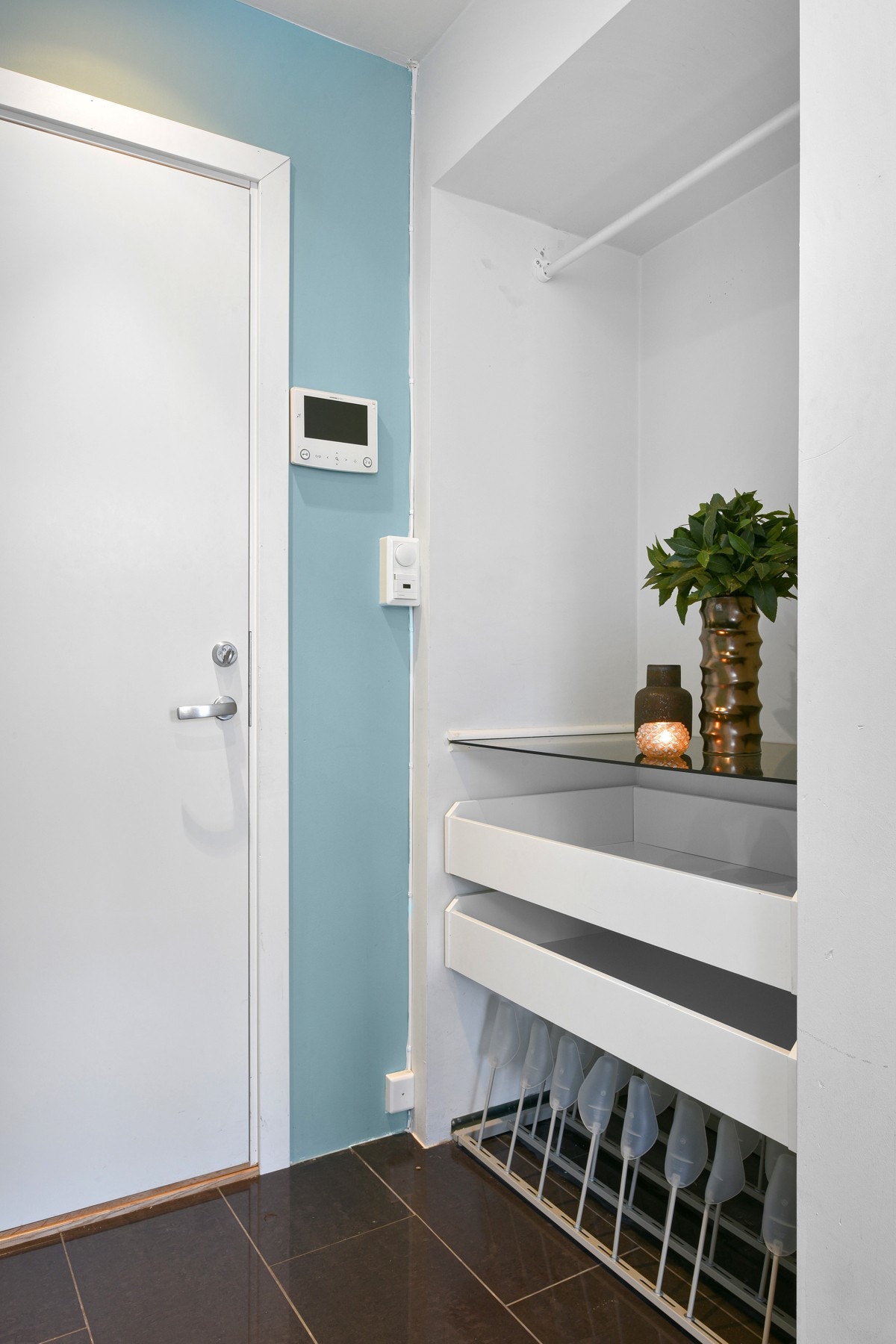 Leiligheten har en innbydende entre med en praktisk garderobenisje. Galleribilde