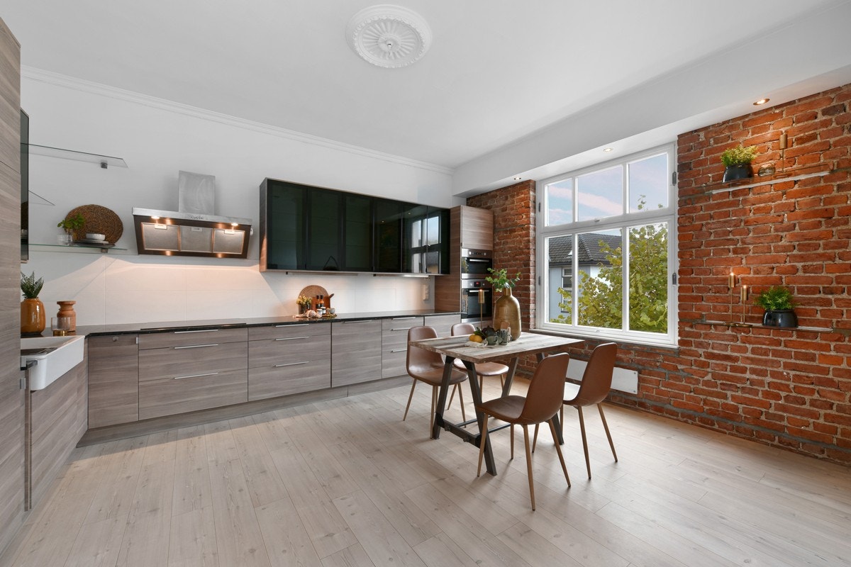 PrivatMegleren ved John Granly Steen har gleden av å presentere denne Klassiske 3-roms Selveierleiligheten i Nybyen/Drammen sentrum! Galleribilde