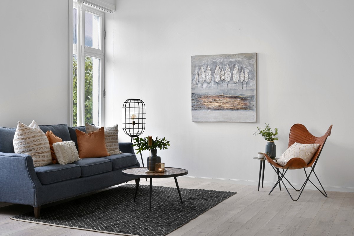 Det er store vindusflater i leiligheten. Galleribilde