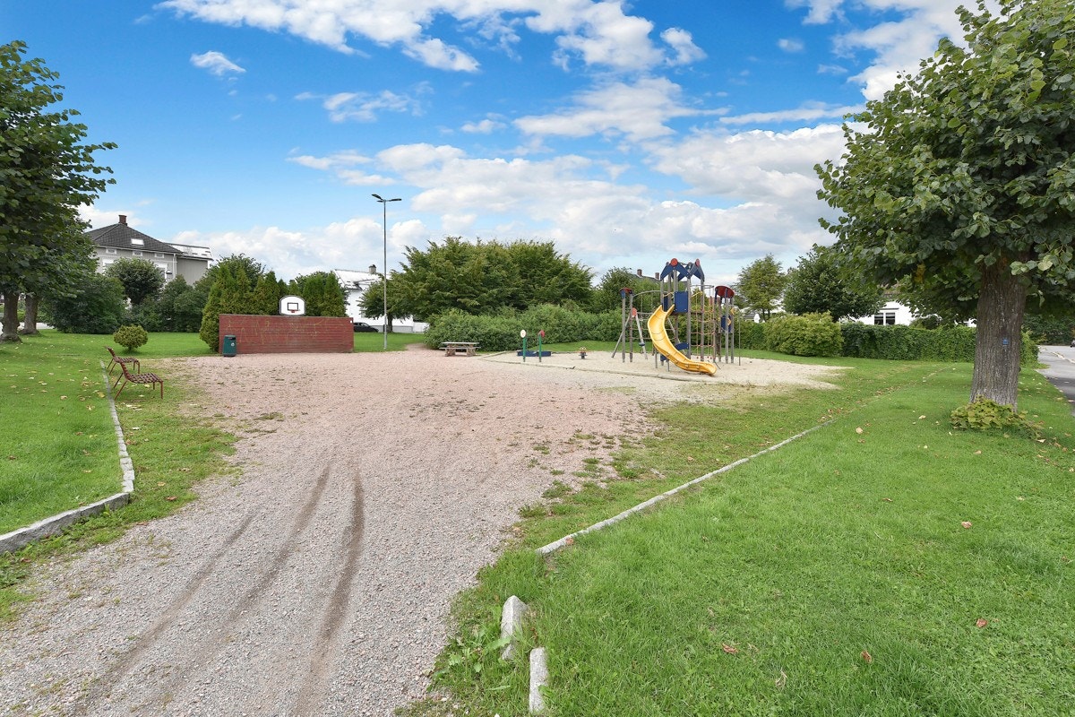 Eiendommen ligger i et attraktivt og meget sentralt boligområde i Nybyen i Drammen kommune. Galleribilde