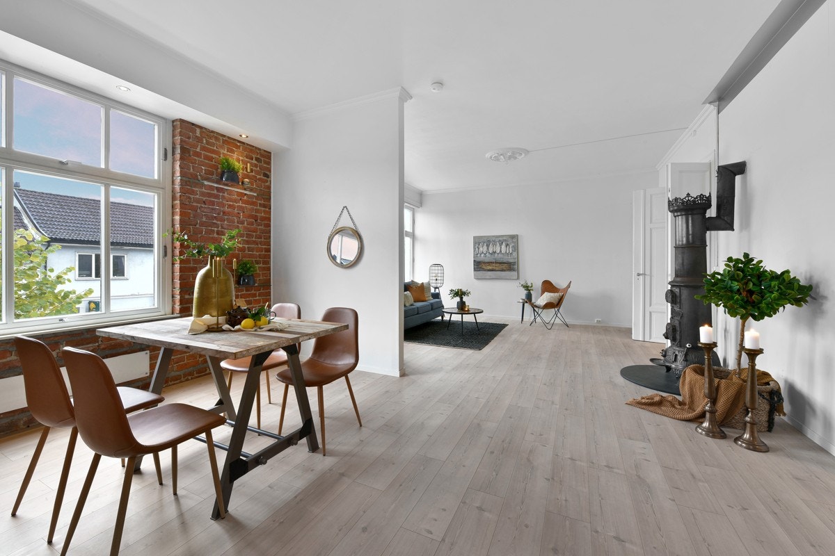 Et nydelig rom med enstavs laminatgulv og lysmalte vegger. Galleribilde