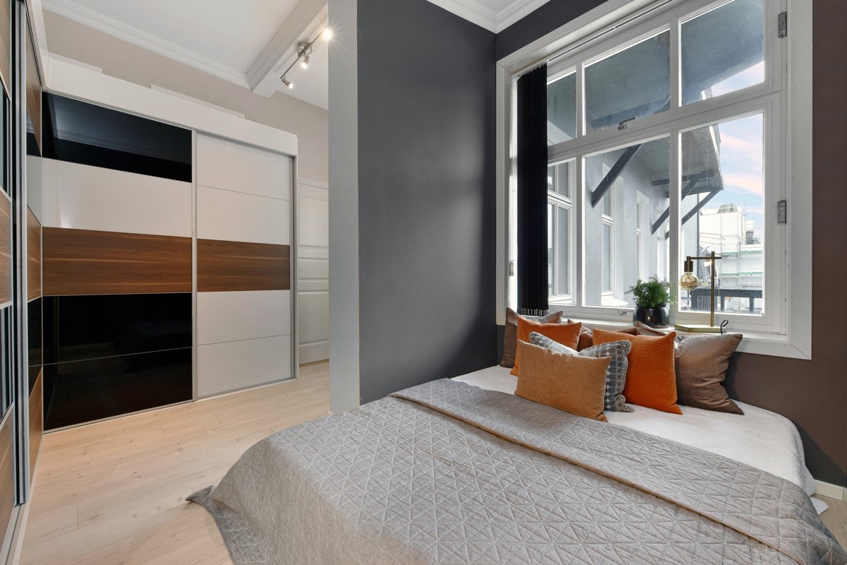 Det største soverommet har mørke vegger som gir en lun romfølelse. Galleribilde