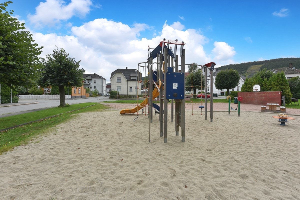 Det er gangavstand til skoler, barnehager og god offentlig kommunikasjon, samt til det meste av fasiliteter og servicetilbud. Galleribilde