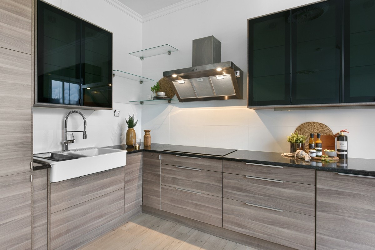 Benkeplaten er laminert, med en stor, hvit porselenskum. Galleribilde