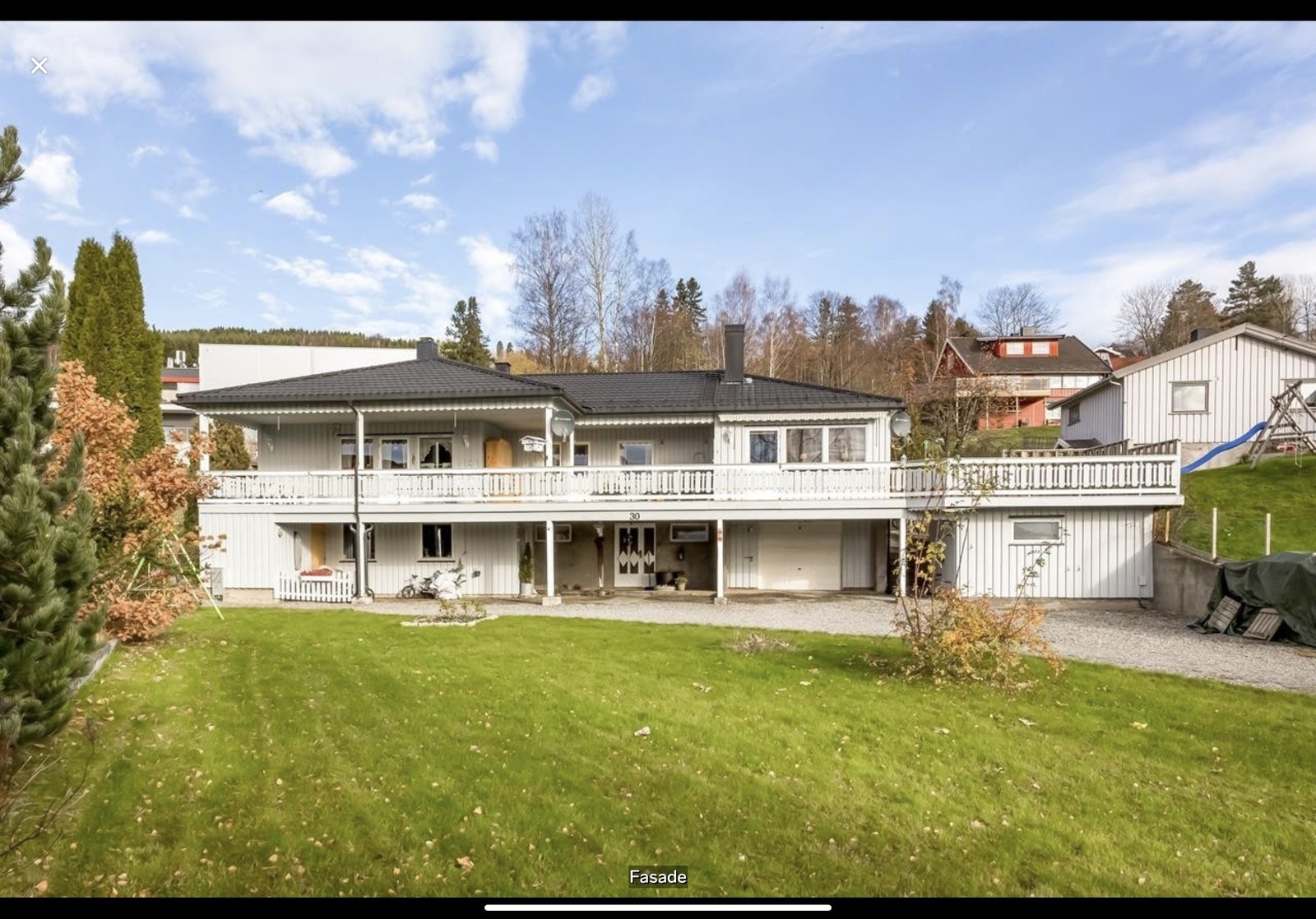 Leiligheten ligger oppe til venstre på bildet og har flott veranda med utsikt til Mjøsa. Egen inngang fra venstre side av huset. Galleribilde