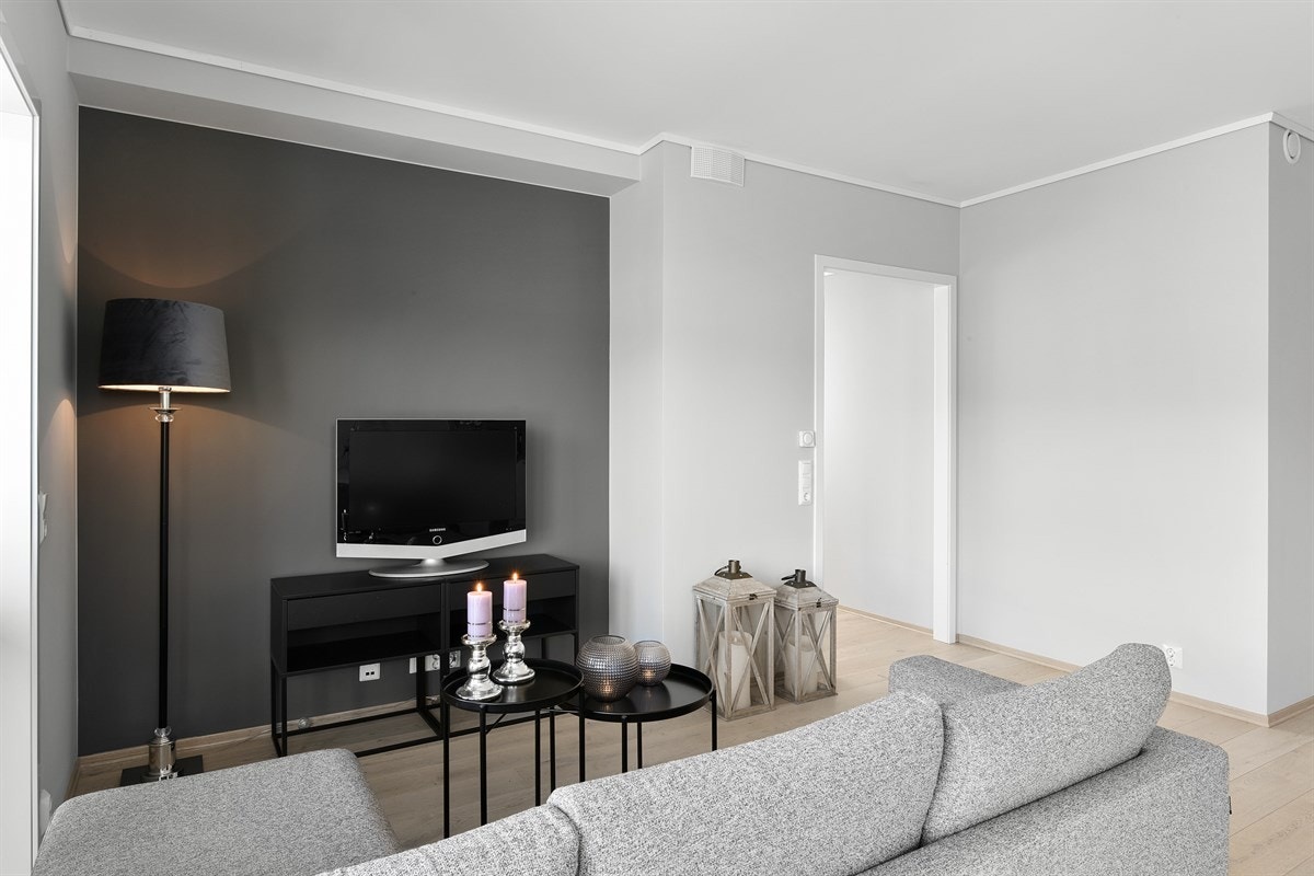Stuen har plass for både sofaløsning med tilhørende møblement og spisebord. Galleribilde