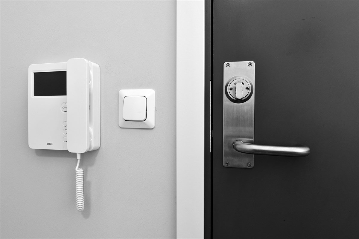 I forbindelse med inngangsdøren er det montert porttelefon med monitor. Entreen er direkte tilknyttet innvendig bod. Galleribilde