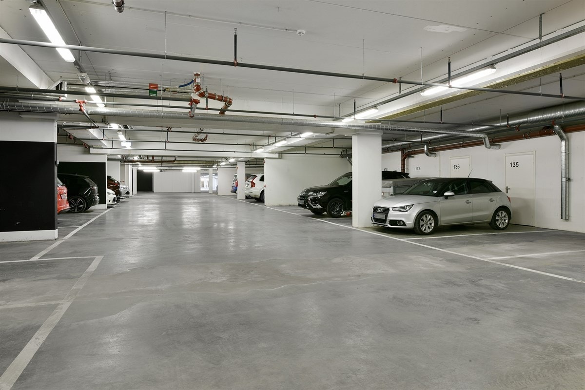 Det er parkering på reservert plass i felles garasjeanlegg med elektrisk port og fjernåpner. Galleribilde