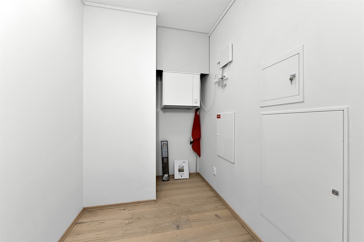 Det er ytterligere oppbevaringsplass i garderobeskap og innvendig bod i entreen. Galleribilde