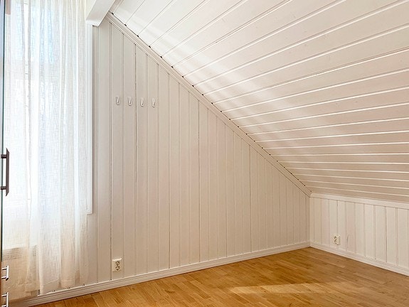 Soverom med plass til dobbeltseng og nattbord Galleribilde