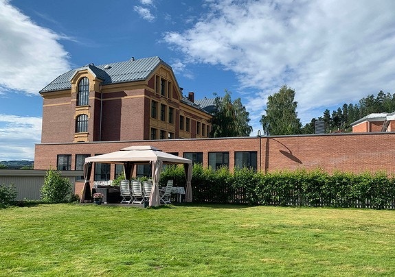Stor felles hage med uteområde Galleribilde