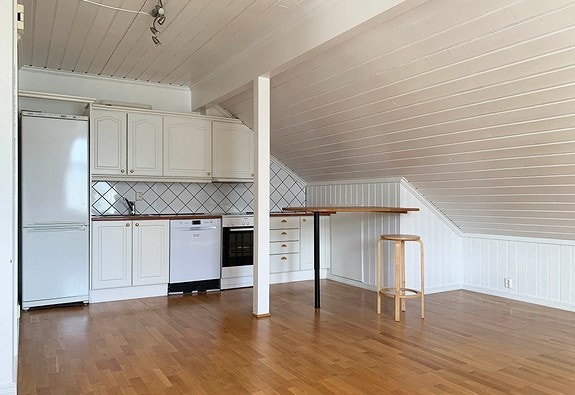 Kjøkken med spiseplass og hvitevarer Galleribilde