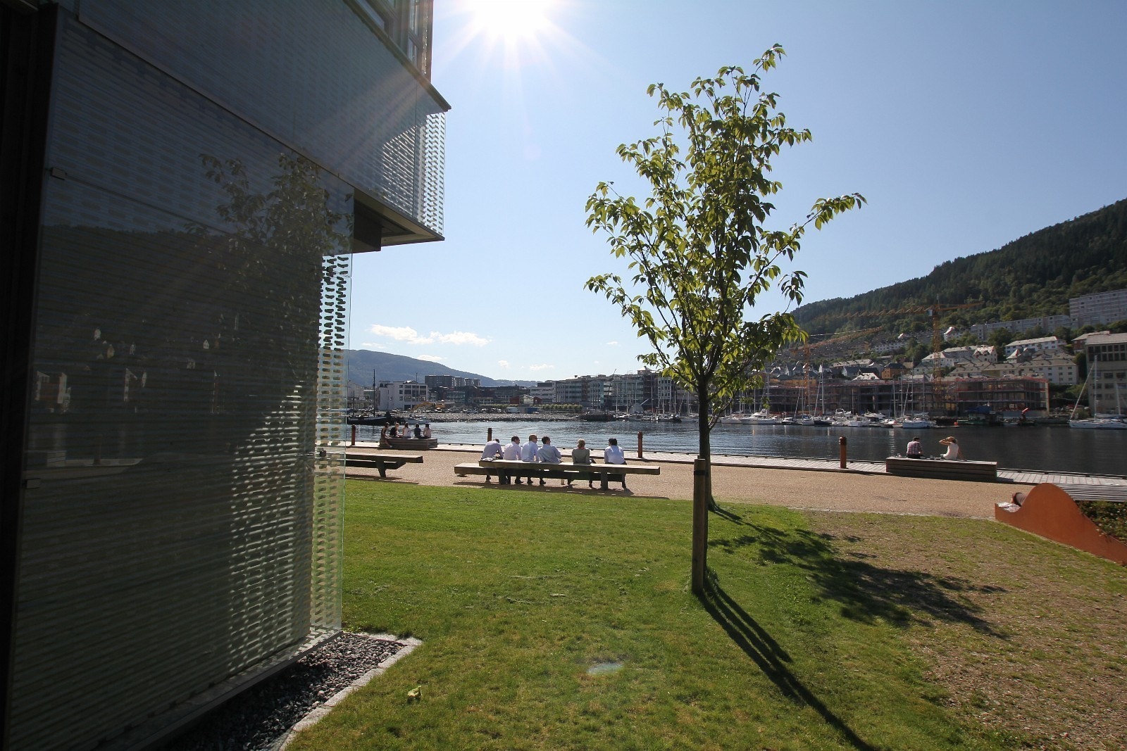 Bygget ligger helt i sjøkanten Galleribilde