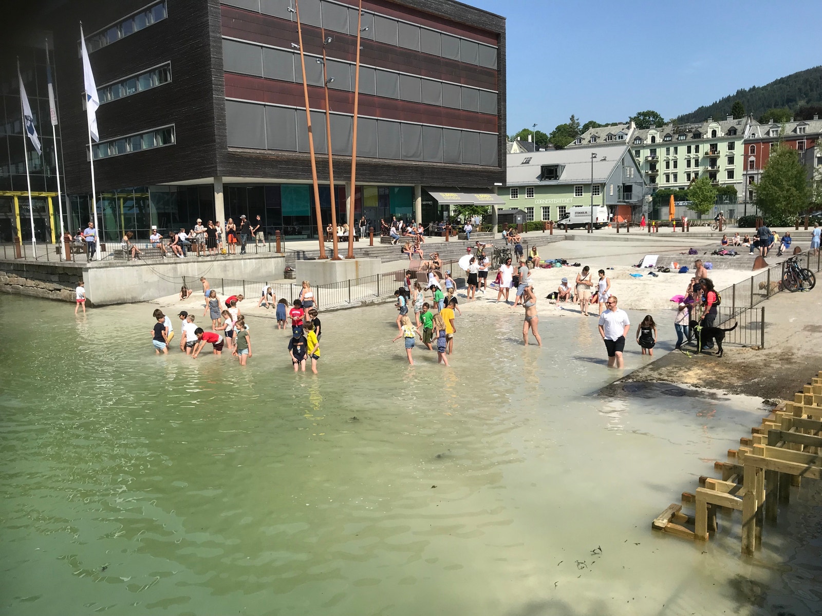 Marineholmen Bystrand rett utenfor. Galleribilde