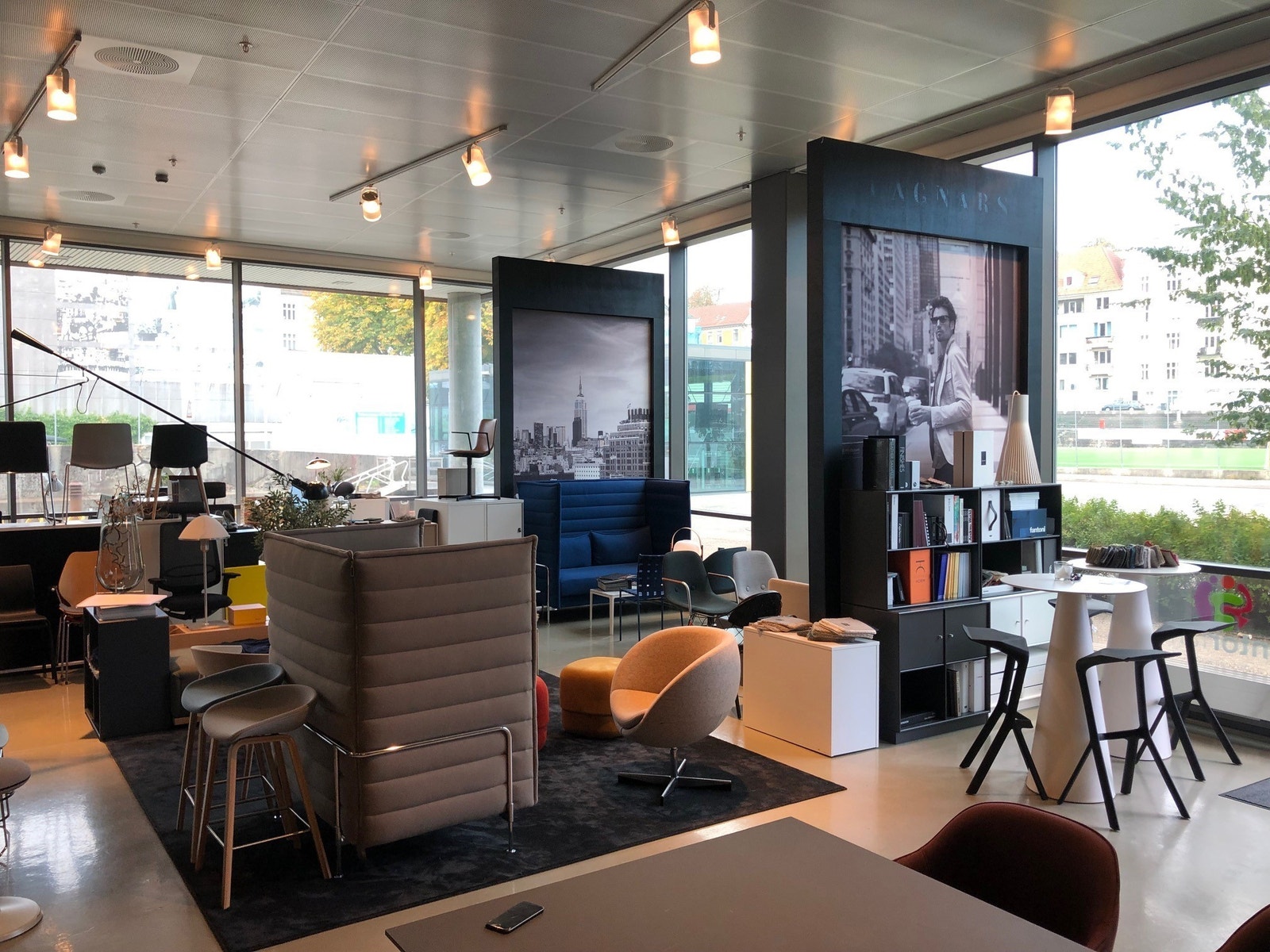 Lokalene har god takhøye. Bildet tatt i nabolokalet. Galleribilde