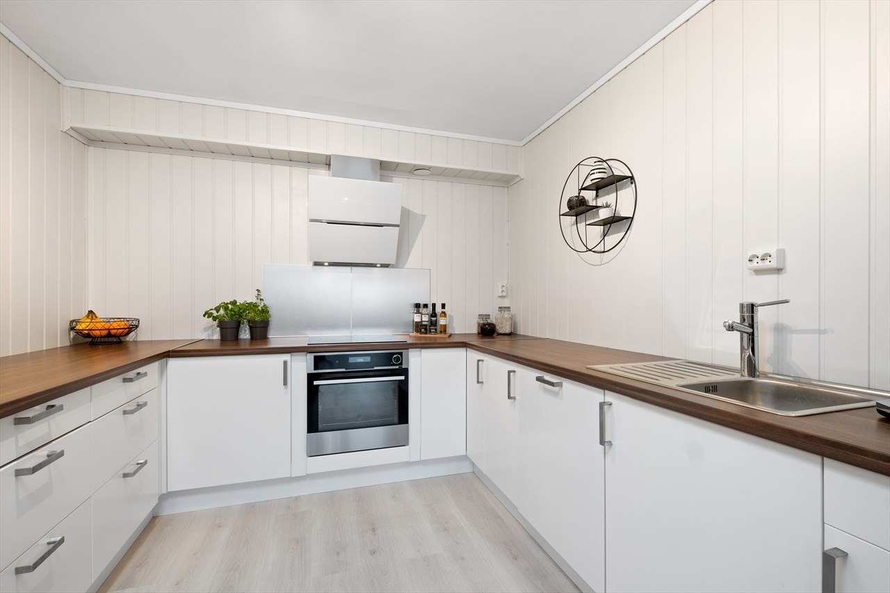 De integrerte hvitevarene består av oppvaskmaskin, induksjonstopp, fullverdig dampovn og ventilator med kullfilter. Galleribilde