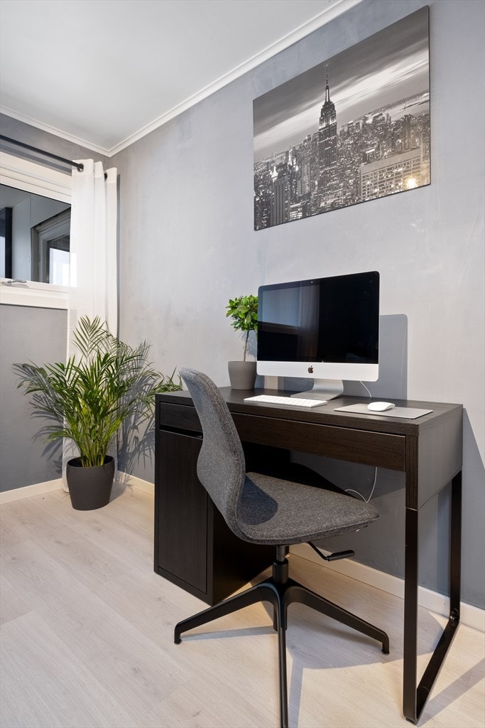 Soverommet har plass til kontorpult eller annet møblement om ønskelig. Galleribilde