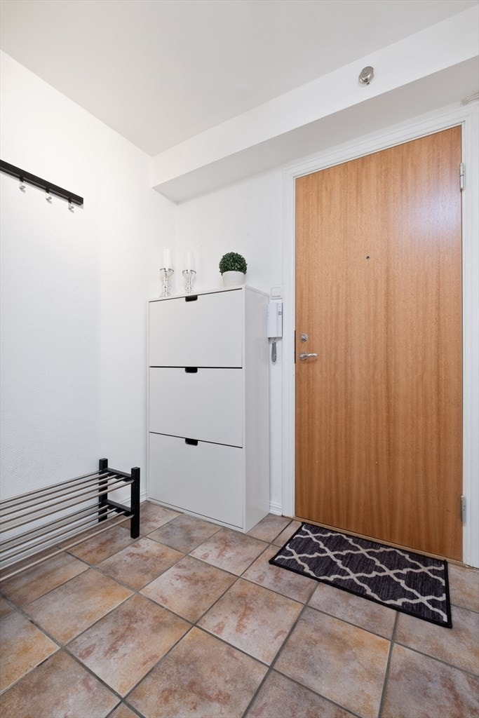 I entréen er det også plass til skohylle og oppheng av yttertøy på knagger. Galleribilde