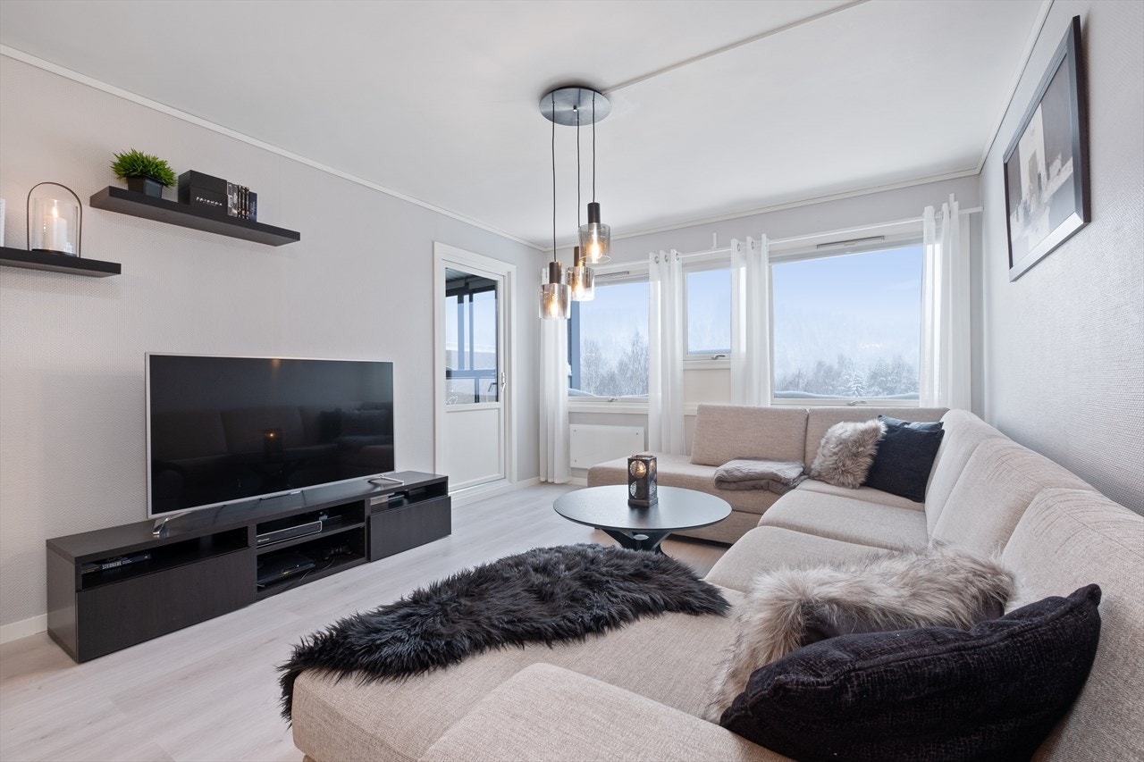 Det er utgang til innglasset balkong med adkomst fra stuen. Galleribilde