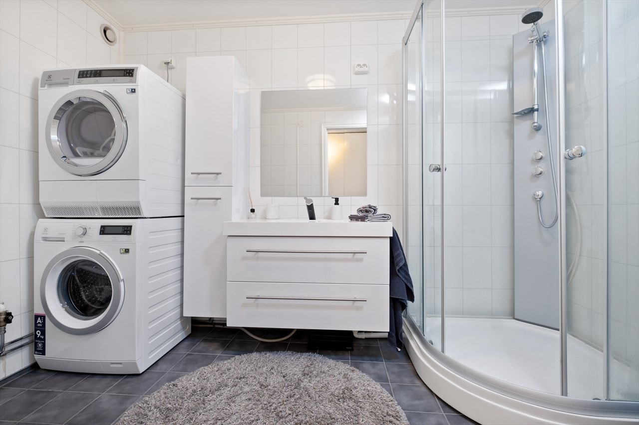 Leiligheten har et romslig kombinert bad- og vaskerom. Galleribilde