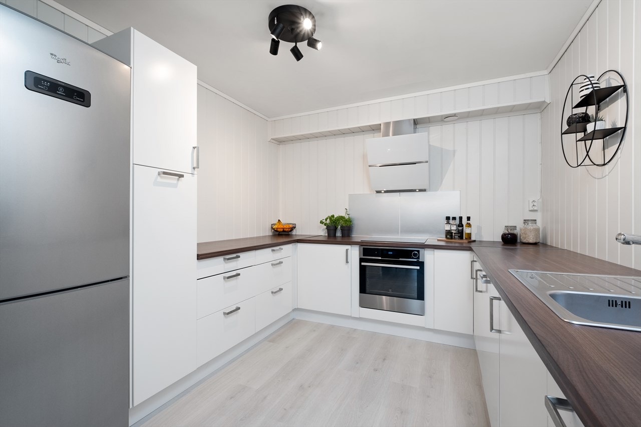 Kjøkkenet er i praktisk innredet, med gode arbeidsflater og har godt med oppbevaring i både skuffer og skap. Galleribilde