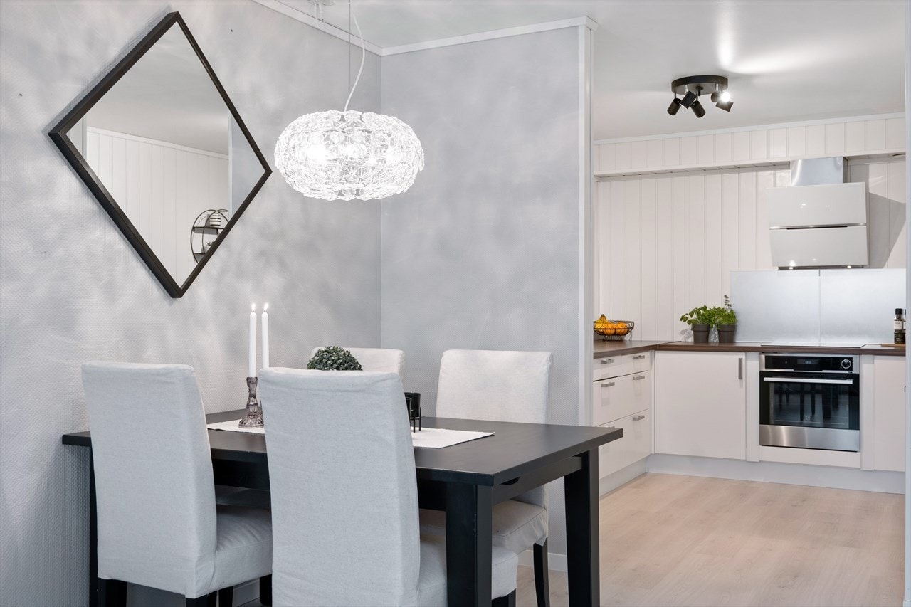 Stuen og kjøkkenet ligger i en delvis åpen løsning, men likevel fint tilbaketrukket. Galleribilde