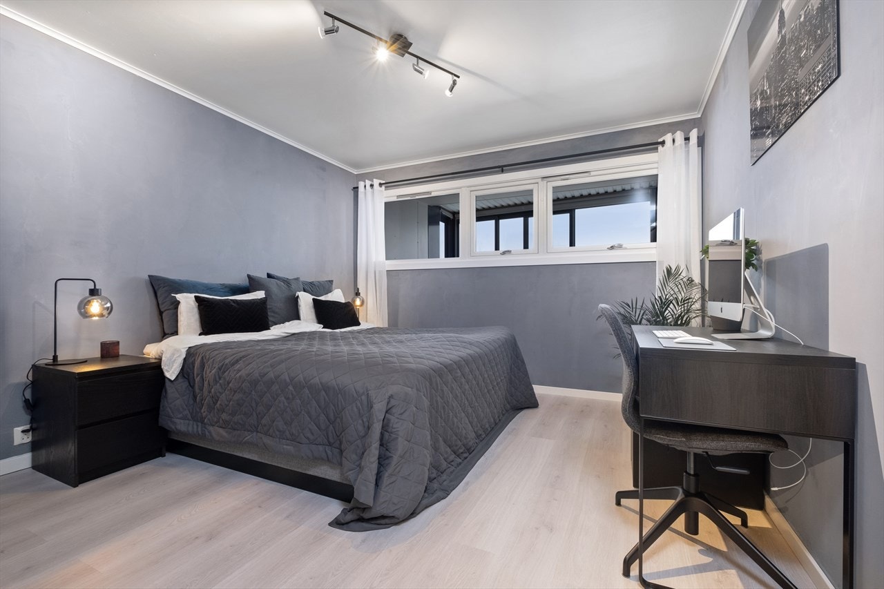 Leiligheten har et delikat soverom som er malt i en behagelig og lun fargetone. Galleribilde