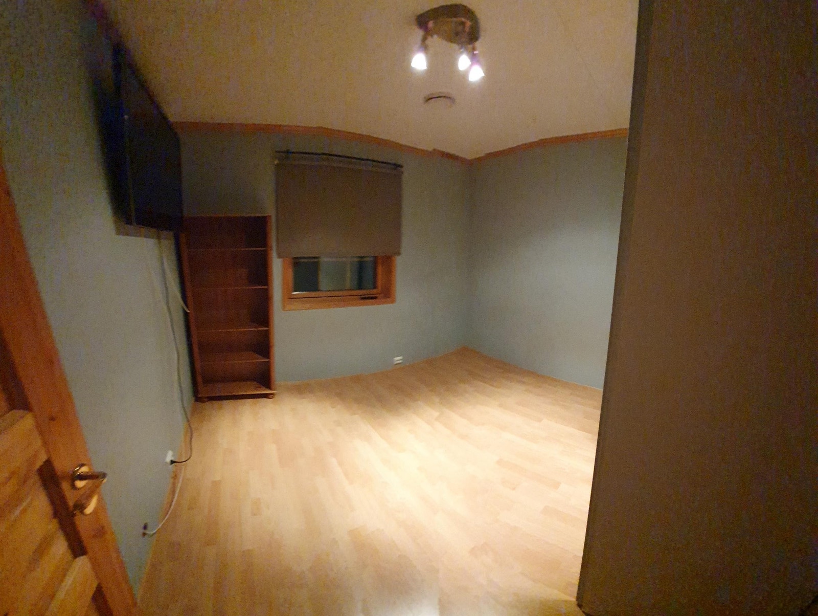 Soverom med TV og skyvedørgarderobe Galleribilde