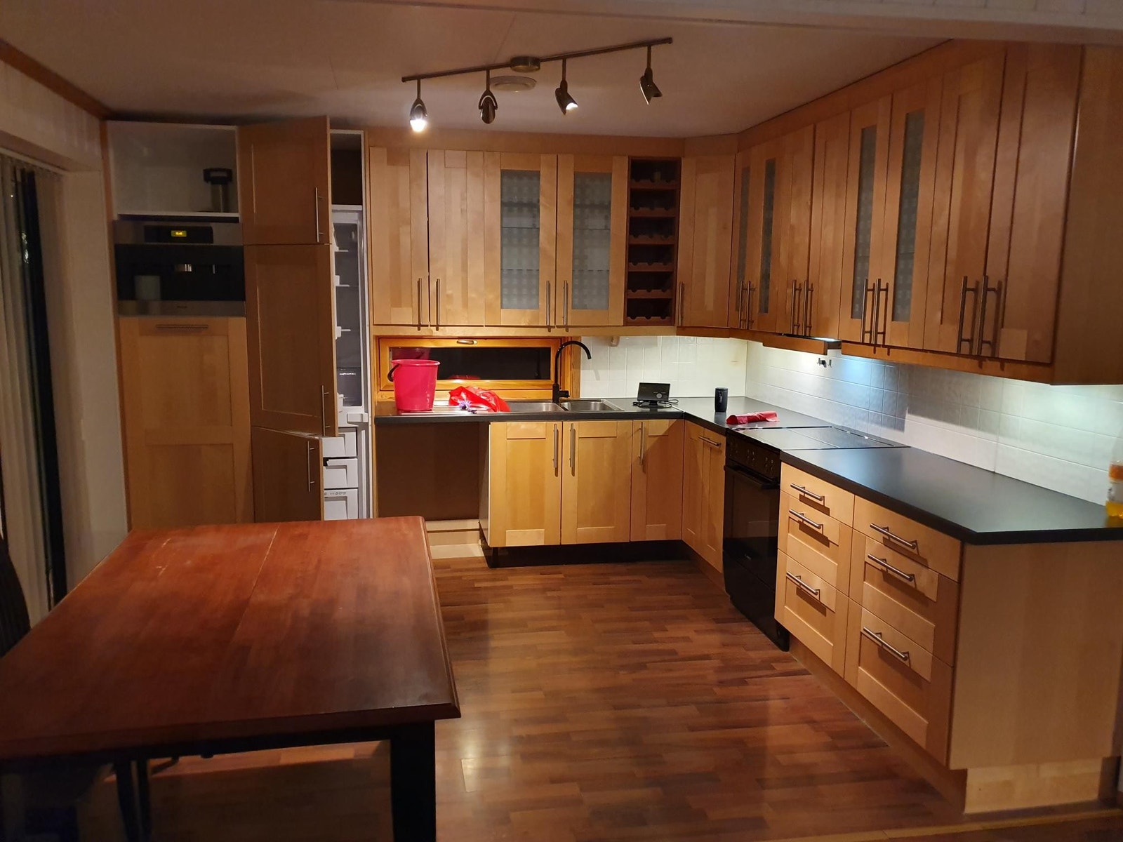 Kjøkken med mye skapplass Galleribilde